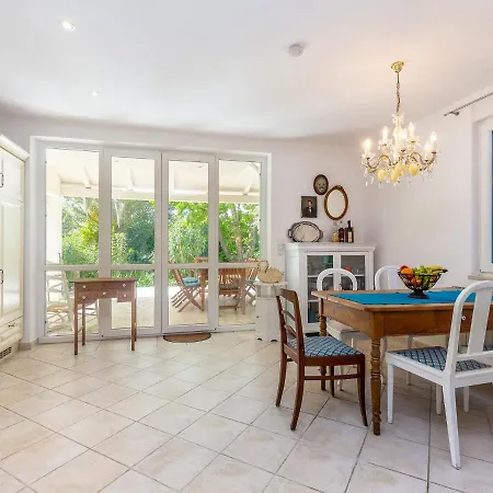 Apartment Deluxe In Premantura With A Shared Swimming Pool
