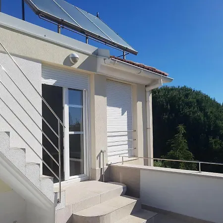 Deluxe In Premantura With A Shared Swimming Pool * Pula