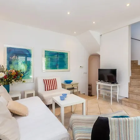 Deluxe In Premantura With A Shared Swimming Pool * Pula