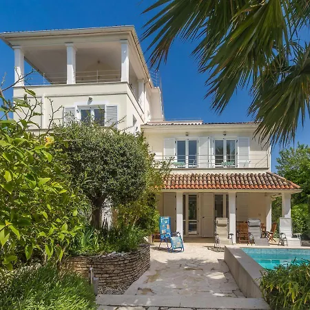 Deluxe In Premantura With A Shared Swimming Pool *