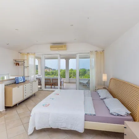 Deluxe In Premantura With A Shared Swimming Pool * Pula