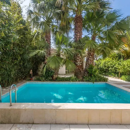 Deluxe In Premantura With A Shared Swimming Pool Pula